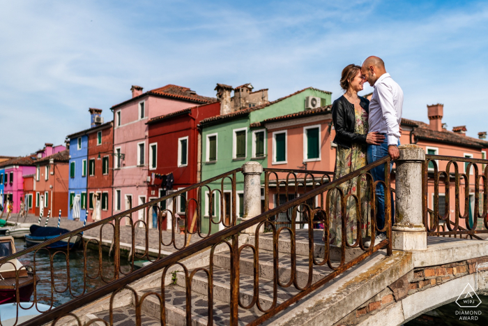 Burano, Venezia, Italie séance photo avec un couple partageant des câlins sur le pont