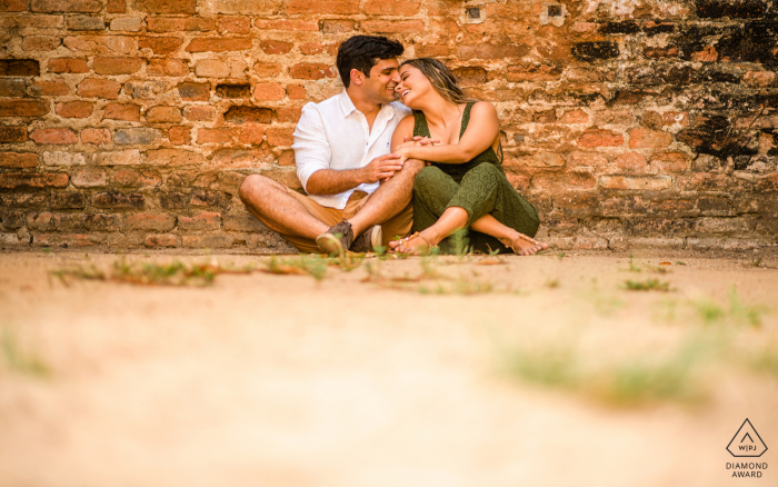 engagement session against a brick wall with intimacy São Luiz do Quitunde, Alagoas engagement session against a brick wall with intimacy