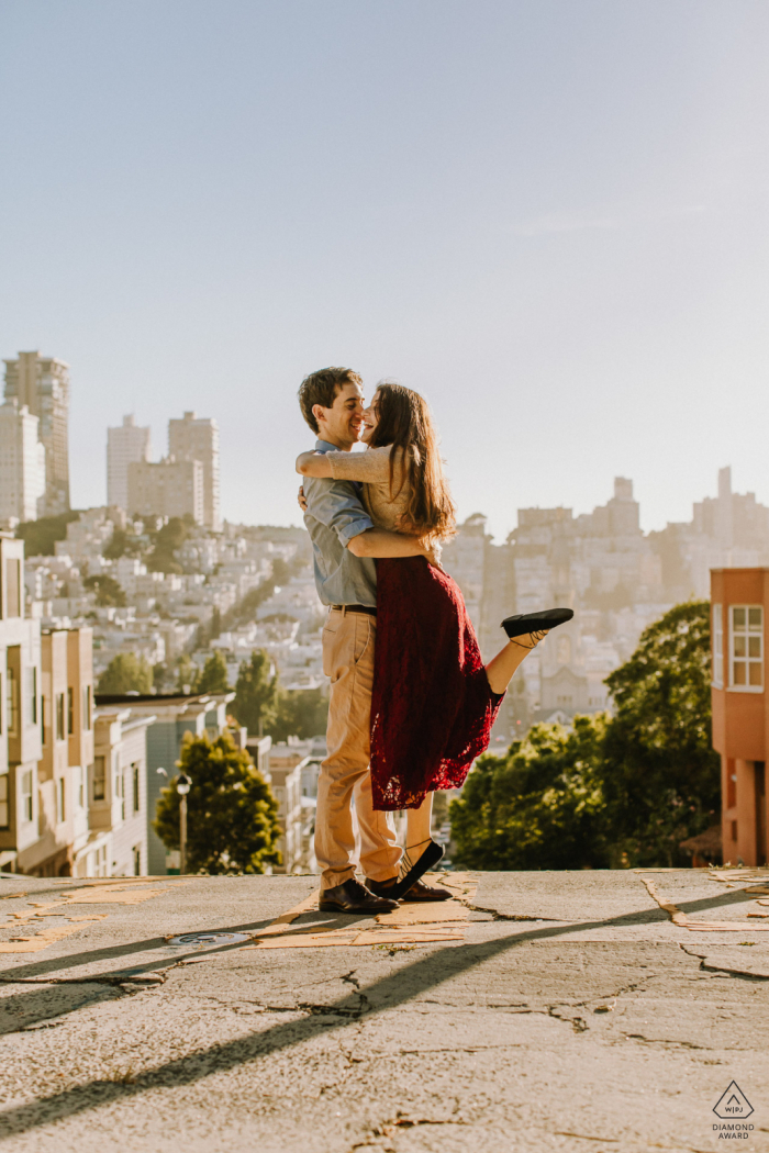 Un couple dansant dans les rues au-dessus de San Francisco, Californie lors d'une séance photo de fiançailles