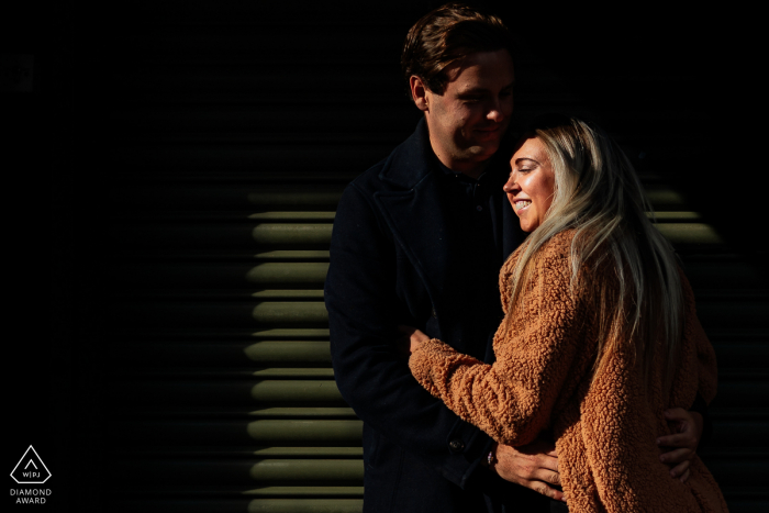 Retratos pré-casamento de casal de Lancashire Inglaterra sob luz quente para fotos criativas de casamento em Manchester