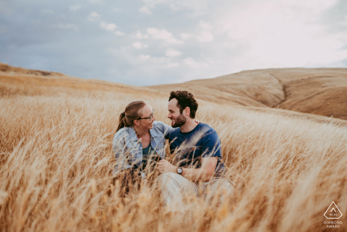 Portraits de couple au coucher du soleil dans les collines de Godley Head, Christchurch NZ