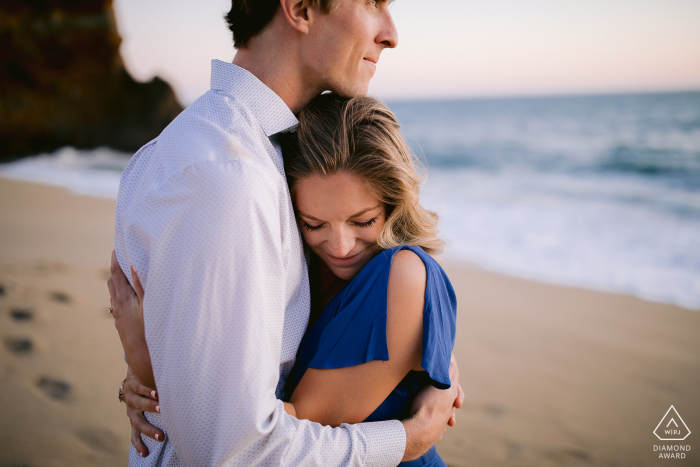 Panther Beach, California, pareja abrazándose durante una sesión de retrato: te extrañaré demasiado