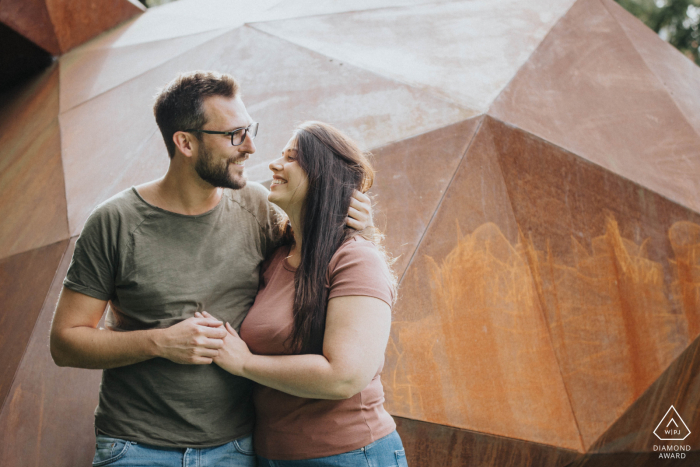 Oberhofenanlage Göppingen Retratos de pareja contra formas geométricas fuertes y tonos cálidos