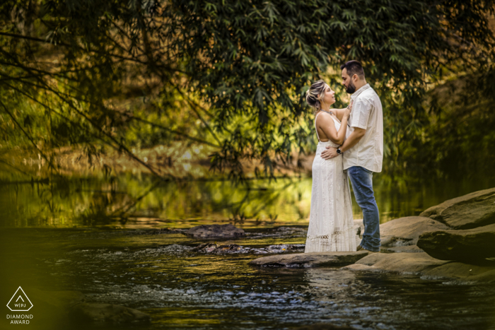 Pirinopolis, séance de fiançailles en couple de Goias avec Love à la cascade