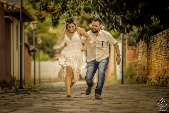 Ensaio fotográfico de pré-casamento em Pirinópolis, Goiás com casal correndo Jogos de amor!