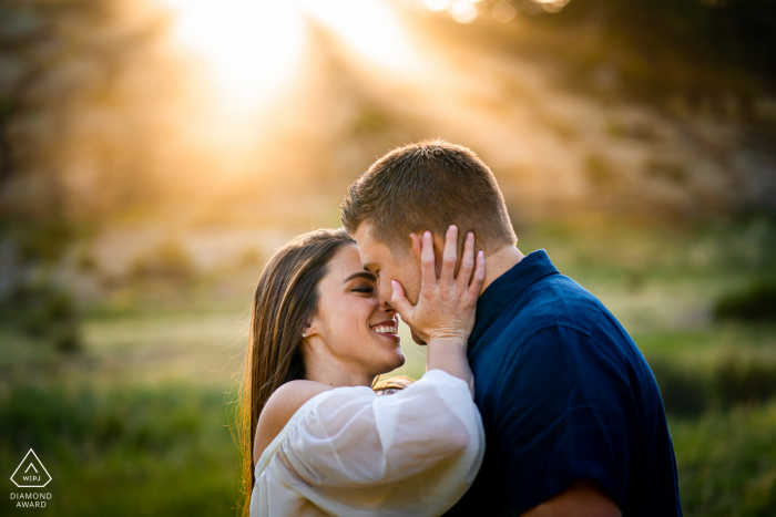 sessão de fotos de noivado para um jovem casal no Eleven Mile Canyon, no Colorado