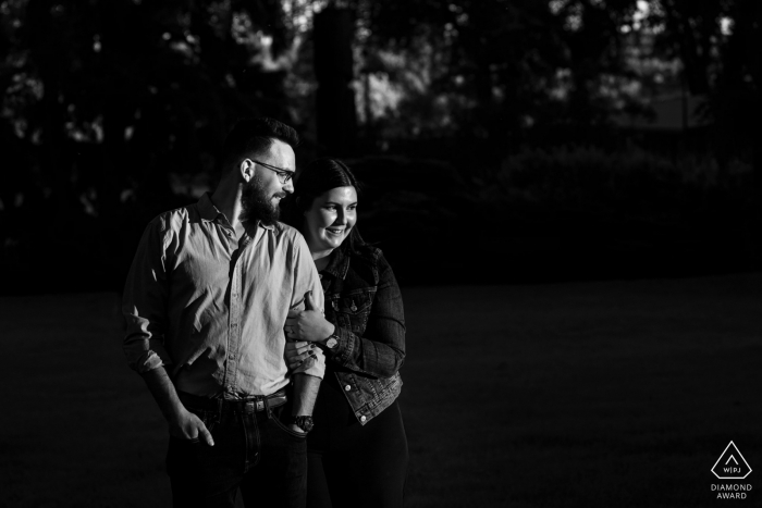 Pareja de Alberta en un torrente de luz del atardecer en los terrenos de la legislatura, Edmonton