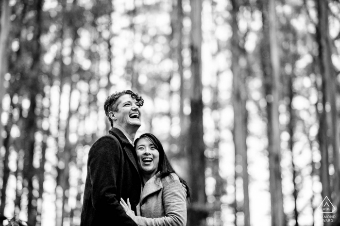 Retratos de compromiso de Victoria en blanco y negro para una pareja de Australia