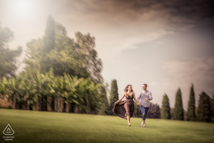 Giardini Sigurtà, Valeggio sul Mincio, Italie couple profite du parc pendant une séance de fiançailles