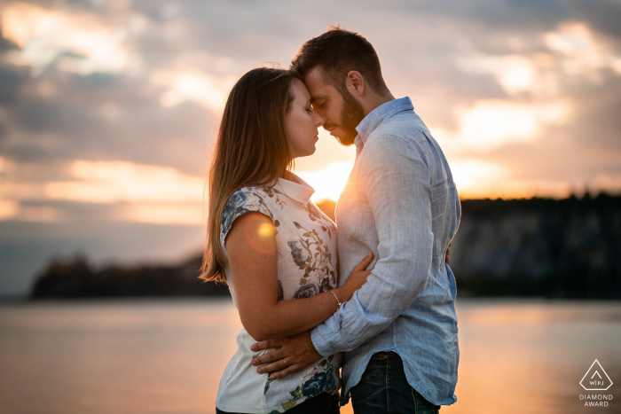 Portopiccolo, Trieste, Itália Sessão de retratos de noivado com um casal ao pôr do sol