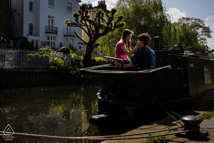 Londres, Reino Unido casa barco terraço luz do sol sessão de retrato de casal romântico para fotos de noivado