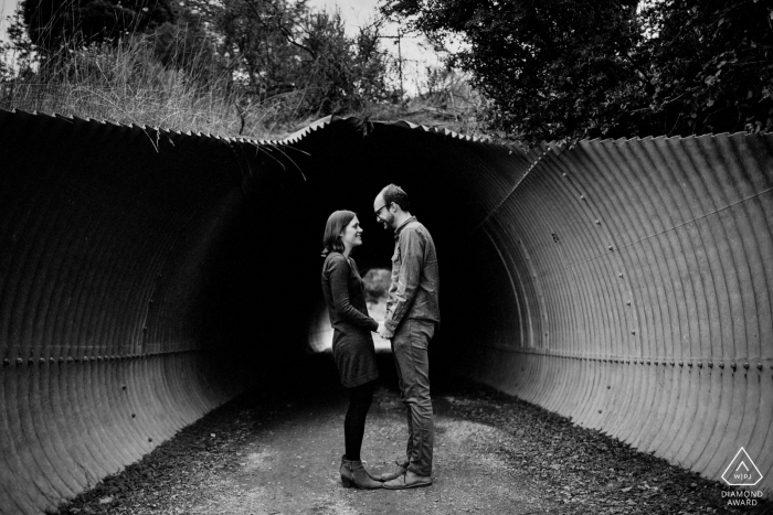 una sesión de retratos en el túnel del amor de Redwood City para su fotografía de compromiso