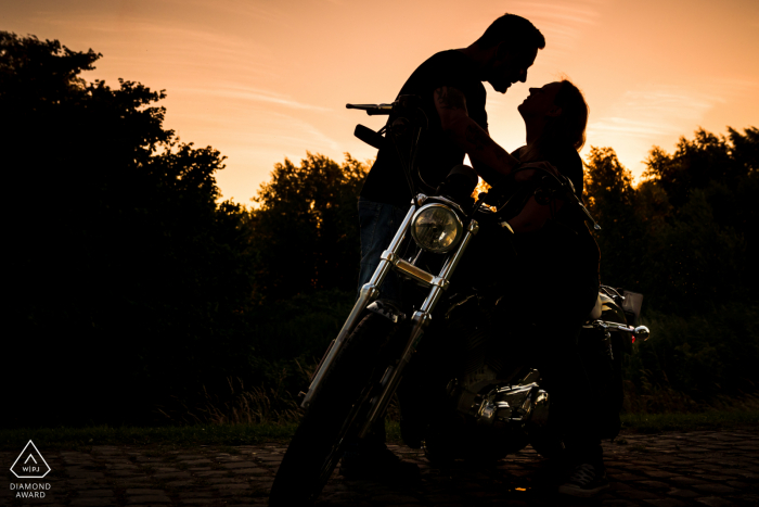 Belle silhouette de coucher de soleil avec une moto Harley à Bovensluis Willemstad.