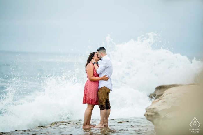 Santa Cruz, Califórnia Natural Love Bridge sessão de retrato de noivado na praia com ondas quebrando