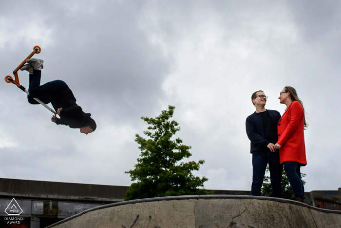 Anvers skate park portraits d'un couple fiancé, avec un patineur