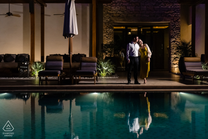 Dubaï, Émirats arabes unis, le reflet du couple dans l'eau lors d'une séance de portrait avant le mariage à la piscine