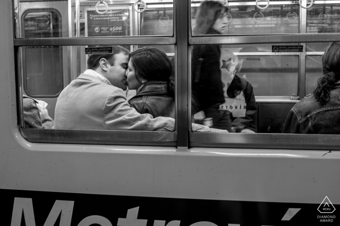 Sesión de compromiso del metro con una pareja en la Estación Catedral, Buenos Aires