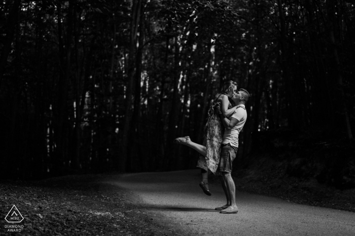 Pareja de Dargocice bailando en la carretera durante su sesión de fotos de compromiso en Polonia