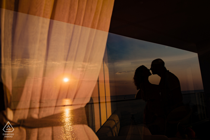 Pareja de la isla de Phu Quoc posando para retratos al atardecer con reflejo de cristal