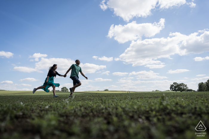 Domalain, un couple de France court dans les champs lors d'une séance photo de fiançailles