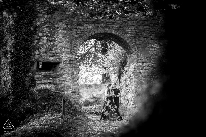 Séance photo de fiançailles d'un couple de pierres anciennes au Château de Ferrette - France