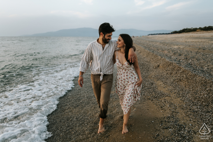 Fotografía de compromiso de pareja caminando por la playa en Pizzo Calabro, Italia