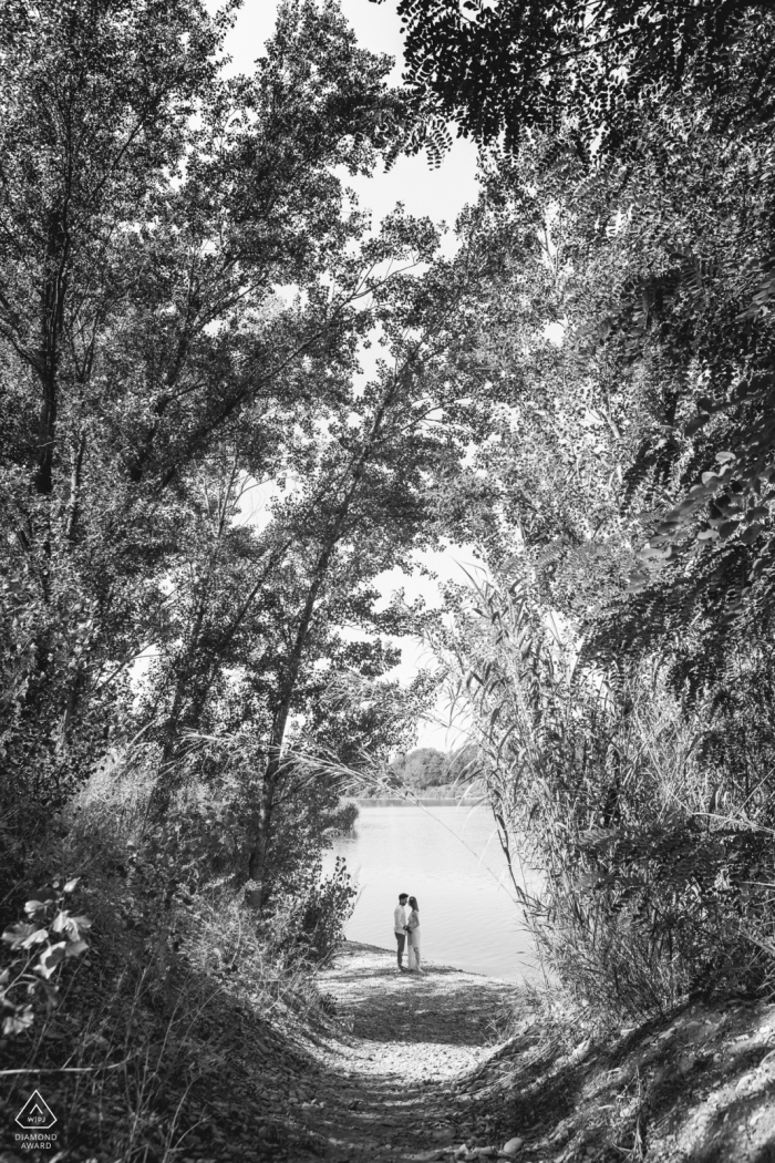 Image d'engagement de sentier de randonnée en noir et blanc du lac Forlì, Forlì-Cesena, Italie, du couple s'embrassant dans la nature