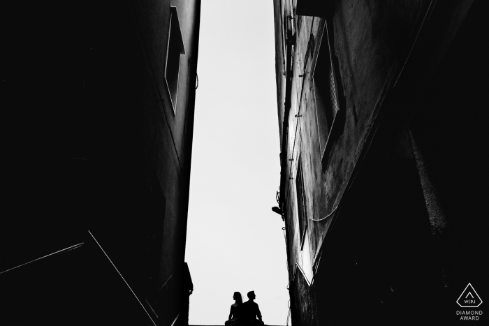 Fotos de compromiso de pareja urbana en blanco y negro en Trapani, Sicilia