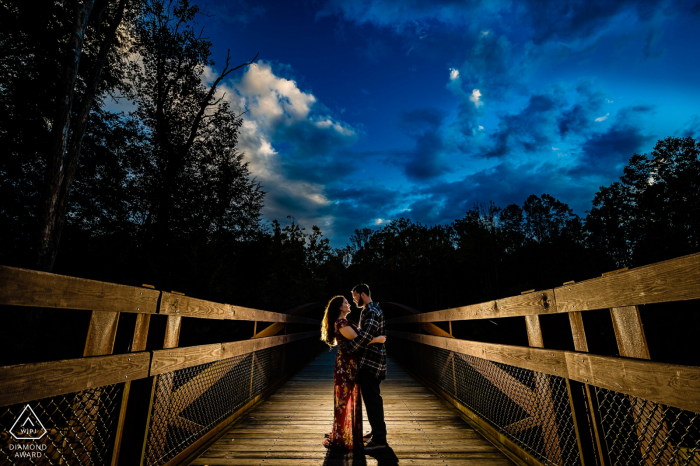 Verlobungsfotos des hölzernen Gehwegs eines Paares auf Brücke in der Abenddämmerung im Swatara State Park - Pine Grove, PA