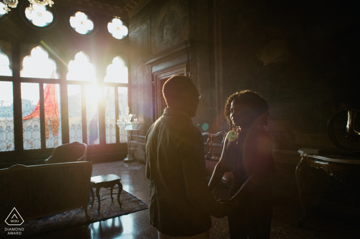 À l'intérieur des photos de fiançailles de couple au soleil à l'hôtel Cà Sagredo - Venise - Italie juste après la proposition