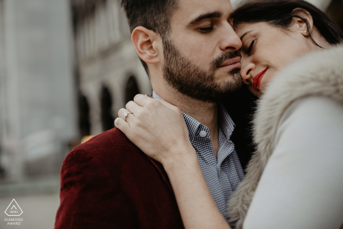 Imagen de compromiso de pareja de la plaza de la ciudad desde la Plaza de San Marcos - Venecia - Italia