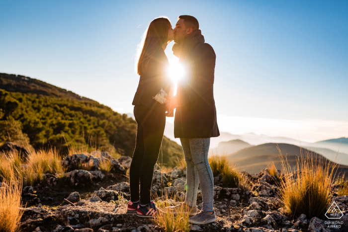 Retratos de noivado de casal na montanha se beijando ao pôr do sol em Peña del Águila, Mancha Real, Jaén