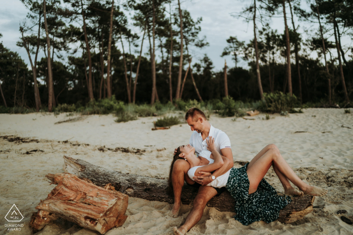 Entspanntes Verlobungsfotoshooting am Strand in Ronce-les-Bains, Frankreich