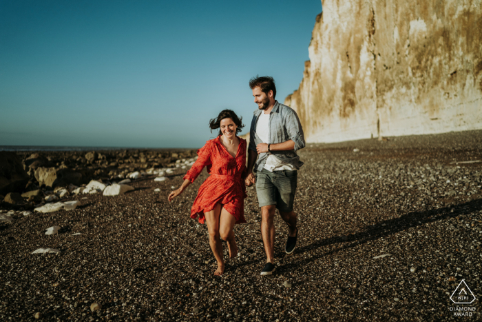 Praia executando fotos de noivado de casal no Veules les roses, França