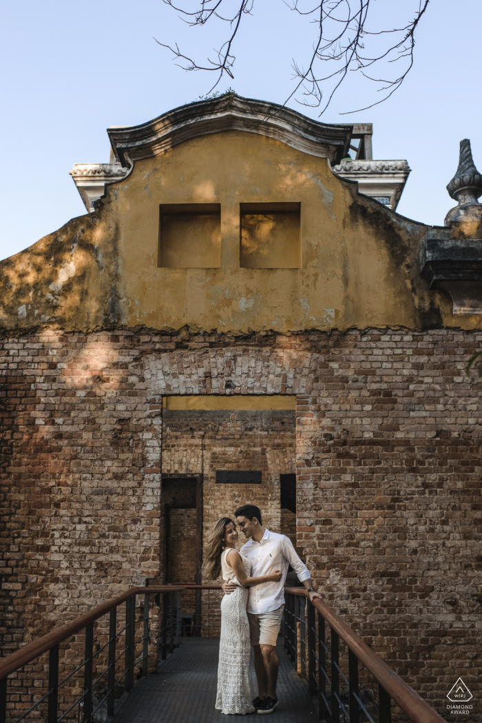 Retratos de noivado de casal em pose vertical no Parque das Ruínas, Rio de Janeiro, Brasil