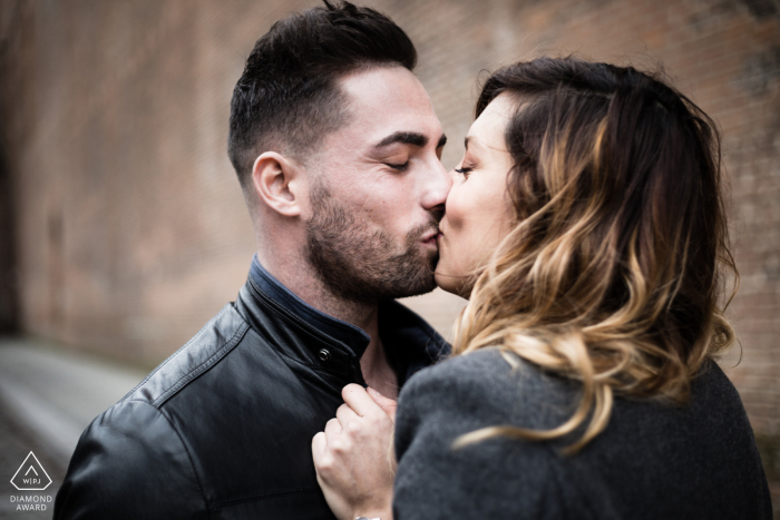 City romance engagement photos in Albi, France of a couple in a strong kiss in the old center of the city during a romantic walk