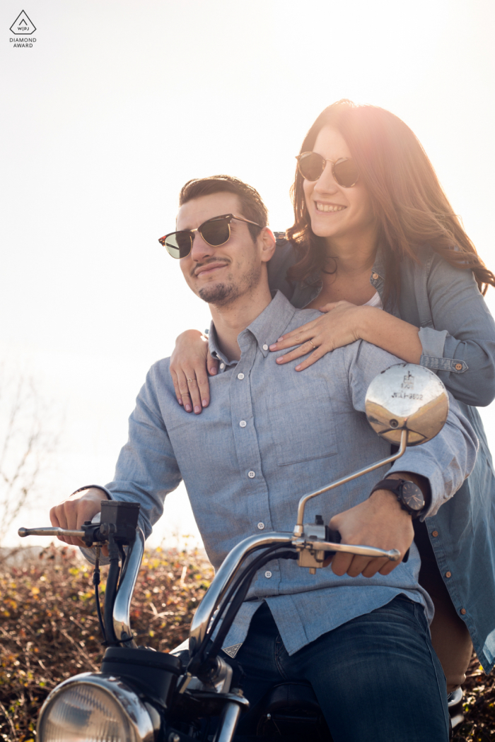 Fotografía de compromiso de motocicleta de una agradable pareja joven y su motocicleta en Albi, Francia