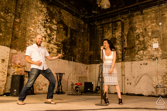 Rock'n'Roll-Verlobungsfotografie in Brooklyn, NY, mit einer Air-Gitarren-Jam-Session