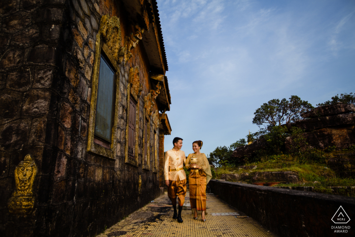 Photographie d'engagement de couple marchant au Cambodge