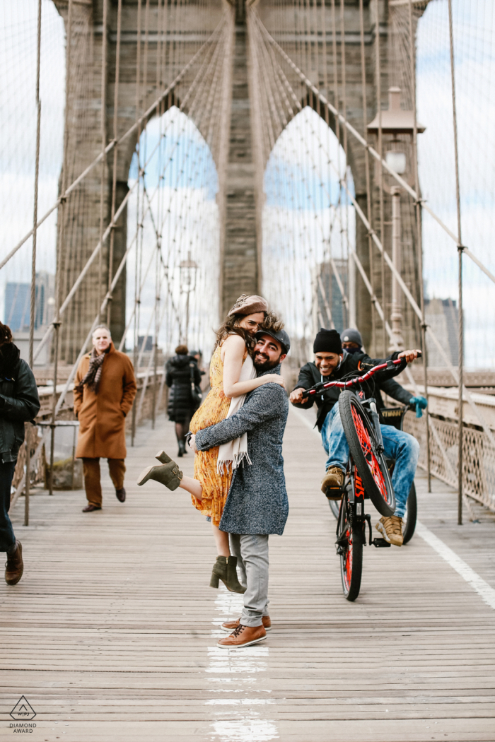 NYC, foto di fidanzamento urbano sul ponte di Brooklyn