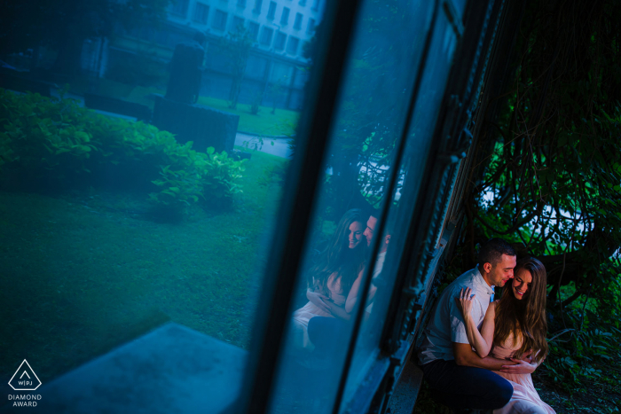 Esta pareja se acurruca durante su sesión de fotos electrónicas en el jardín frente a la Galería Nacional de Arte en Sofía.