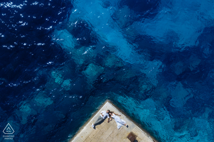 莱万佐岛（Levanzo Island）的无人驾驶飞机订婚摄影会，美丽的大海在西西里岛拍出漂亮的照片