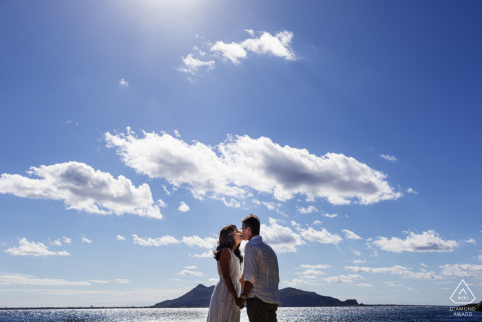 Levanzo Island - Sizilien - Italien Fotosession vor der Hochzeit unter blauem Himmel und Wolken