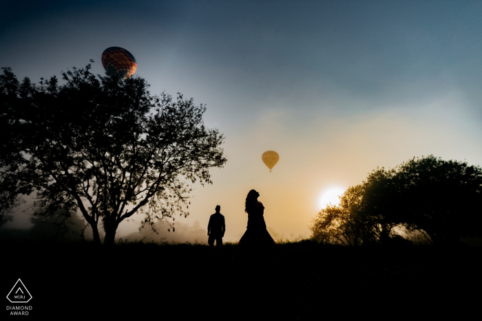 Boituva Silhouette des Paares bei Sonnenaufgang und Luftballons im Hintergrund während des Verlobungsschießens