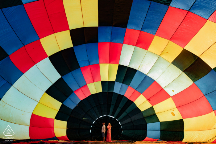 Boituva engagement portrait of the couple with the balloon pattern in the background