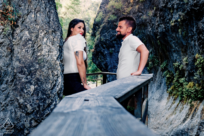 Cerrada de Elías, Jaén Séance de portrait avant le mariage avec un couple appuyé sur une rampe en bois Cerrada de Elías, Jaén Séance de portrait avant le mariage avec un couple appuyé sur une rampe en bois