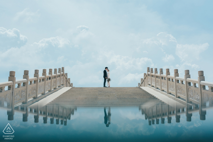 Retrato pré-casamento de Fujian Zhangzhou para um casal na ponte com um reflexo de vidro abaixo deles