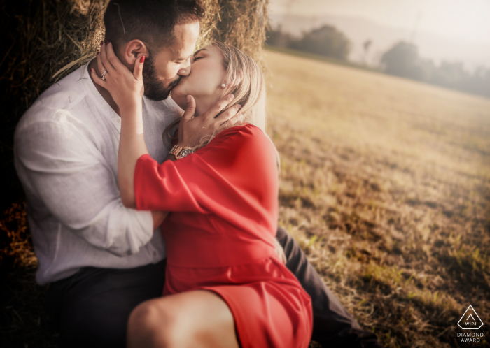 Schio Vicenza Italie Campagne Pré-mariage Portrait d'un couple assis près d'un champ avec la lumière du soleil doux de l'après-midi