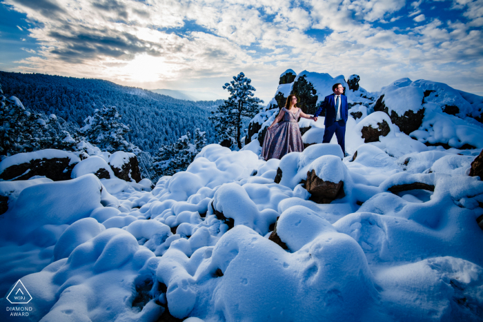 Uma sessão de engajamento na neve em clima de um dígito no topo de uma montanha em Boulder, CO