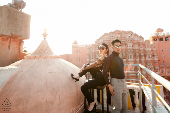 A foto de noivado capturou o pôr do sol com o casal em Hawa Mahal, o ponto turístico de Jaipur, na Índia